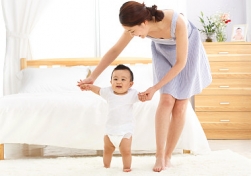 南寧月嫂公司：生了孩子請(qǐng)?jiān)律┻€是請(qǐng)婆婆來(lái)照顧，這四點(diǎn)是關(guān)鍵！